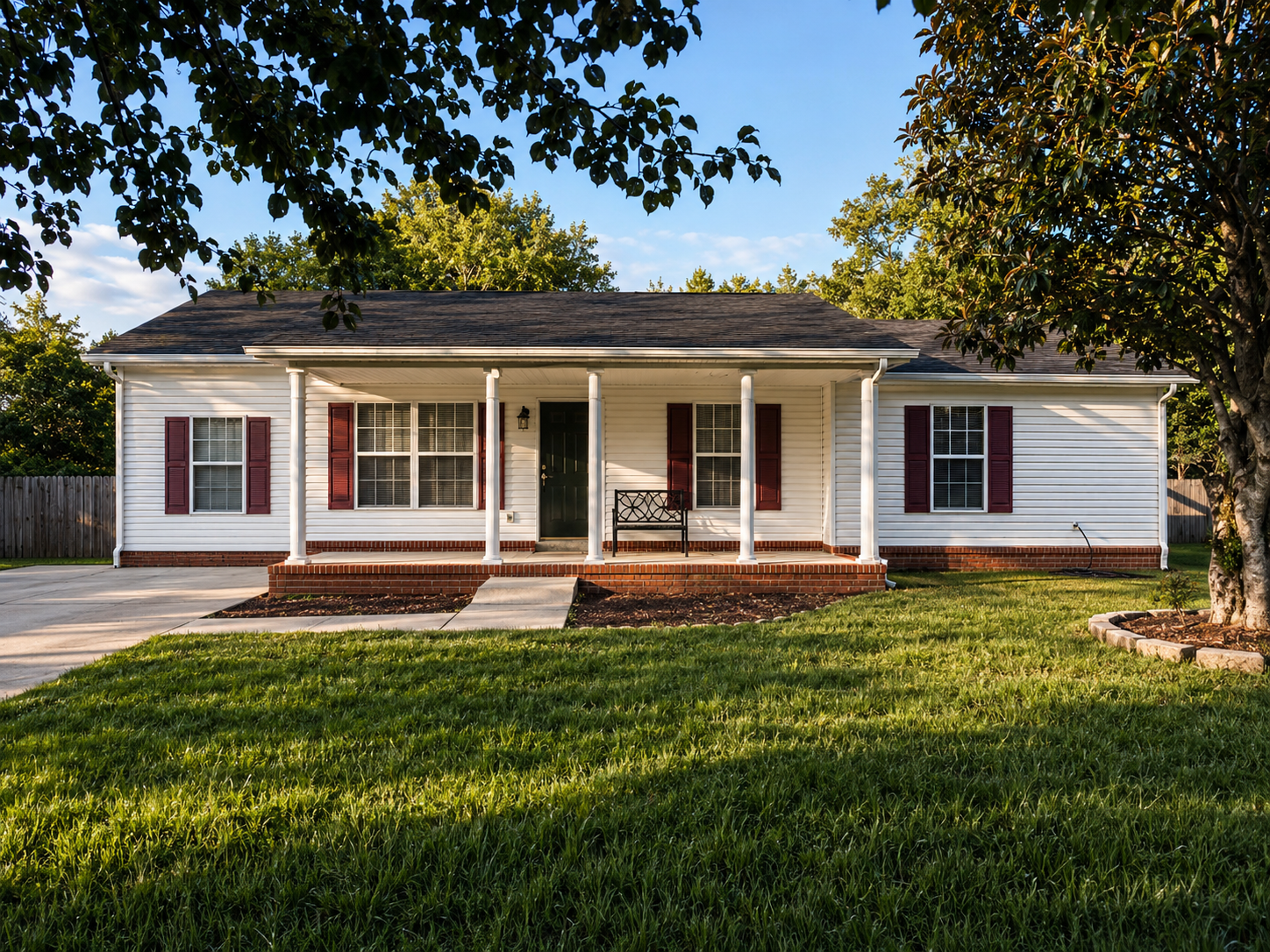 4BD 2BA | ONE-LEVEL HOME WITH  A FENCED BACKYARD & GENEROUS PARKING IN SMYRNA